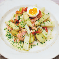 Spargel mit heiß geräuchertem Lachs