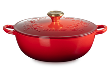 Le Creuset Marmite Kasserolle mit goldfarbenem Knopf – Holly Christmas – Kirschrot – ø 26 cm / 4,1 Liter