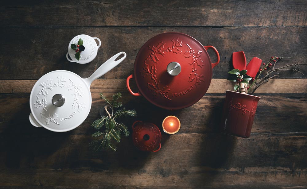 Le Creuset Saucentopf aus Gusseisen – goldfarbener Knopf – Holly Christmas – Weiß – ø 21 cm / 2 Liter